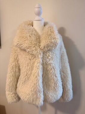 Cozy faux Fur Jacket with pockets!